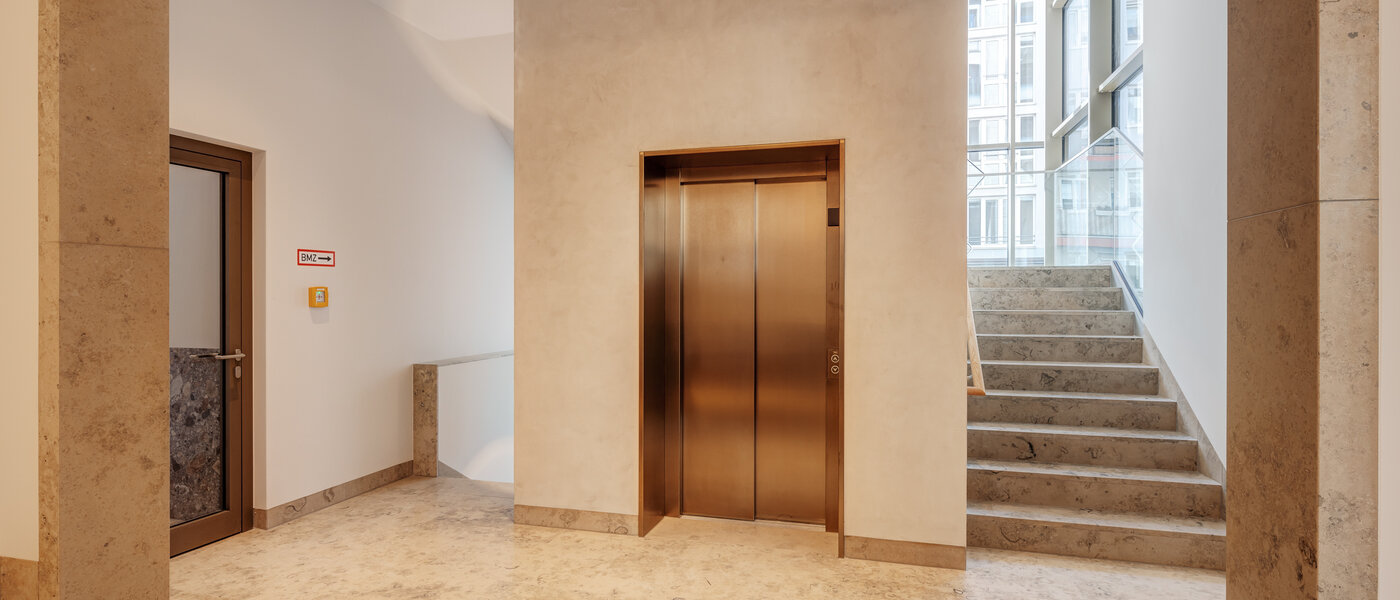 appartement München Lehel 02 escalier dans l‘immeuble 13792