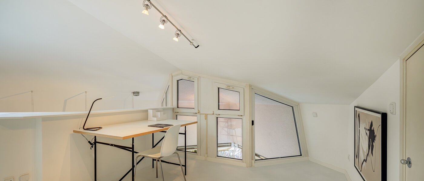 appartement style maisonnette avec mezzanine München Bogenhausen 01 coin bureau 13849