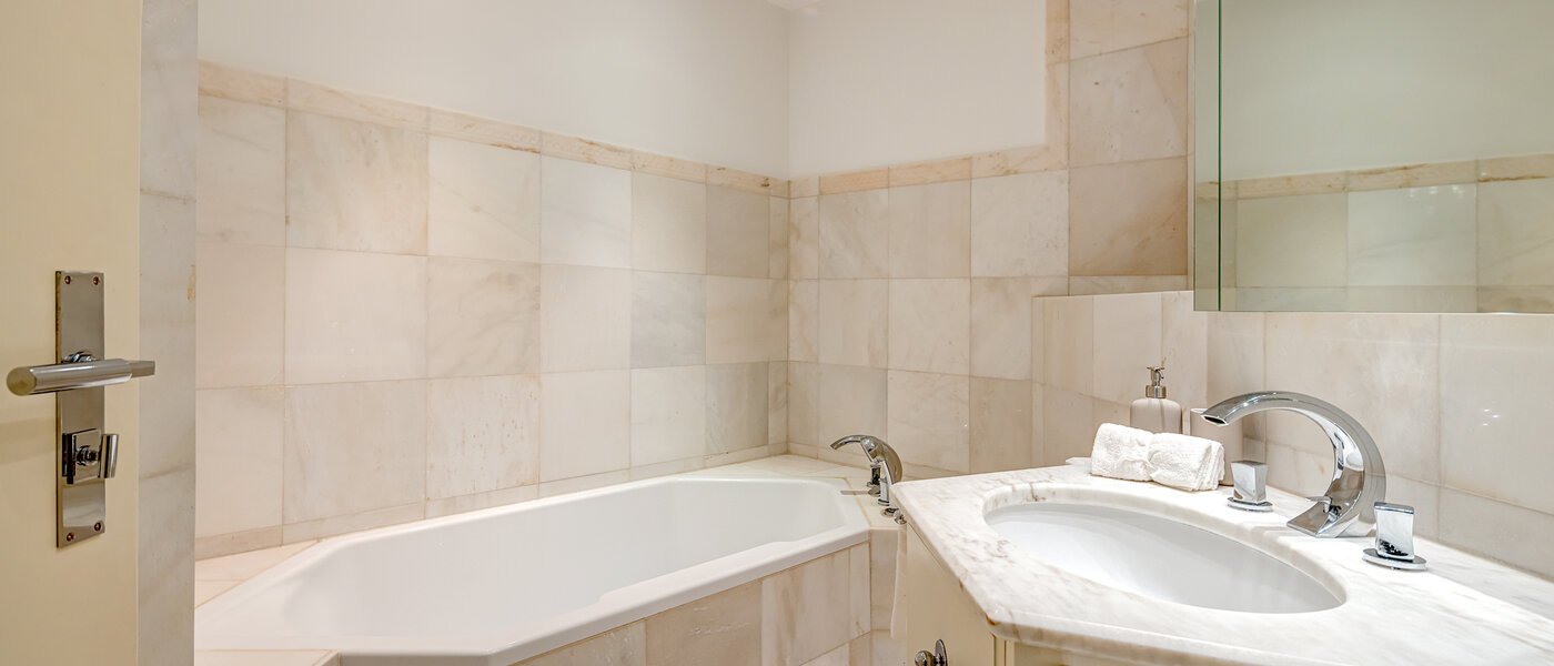 appartement style maisonnette avec mezzanine München Bogenhausen 01 1ère salle de bain 13849