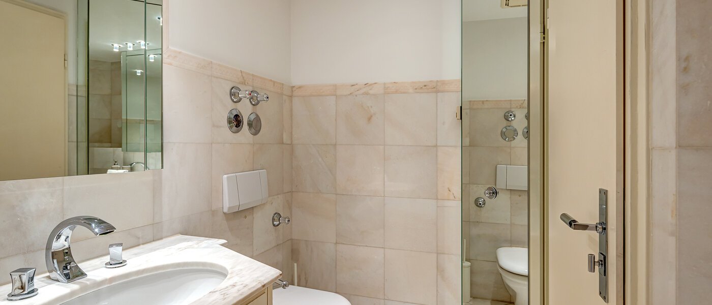 appartement style maisonnette avec mezzanine München Bogenhausen 02 1ère salle de bain 13849