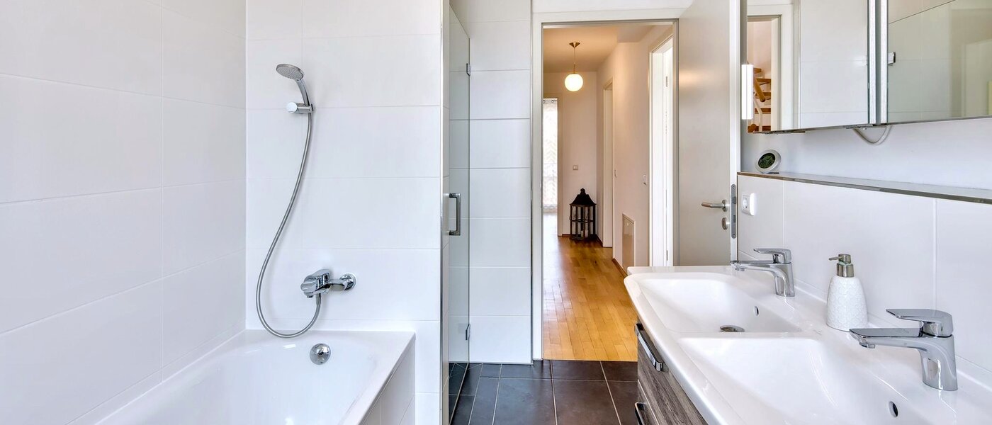 dernière maison de la rangée de maisons mitoyennes Karlsfeld 02 1ère salle de bain 14478