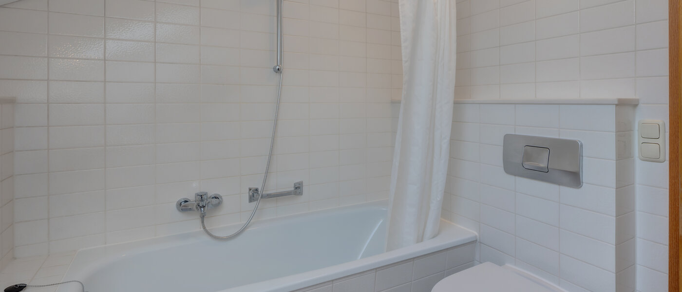 appartement sous les toits München Harlaching 02 salle de bain 14501