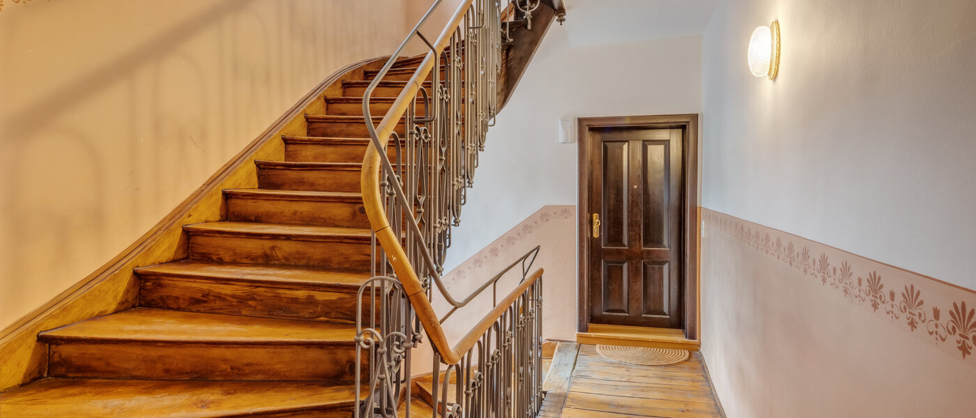 appartement München Schwanthalerhöhe 01 escalier dans l‘immeuble 14516