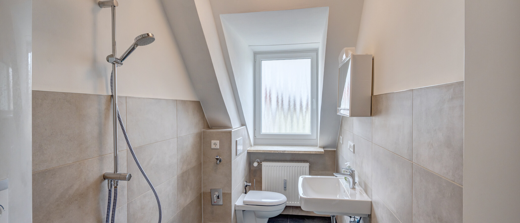 appartement sous les toits München Untergiesing 01 salle de bain 14653