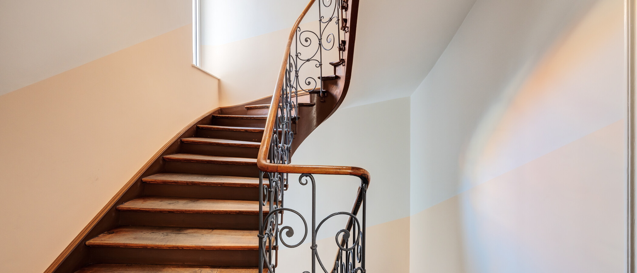 appartement München Ludwigsvorstadt 01 escalier dans l‘immeuble 14674