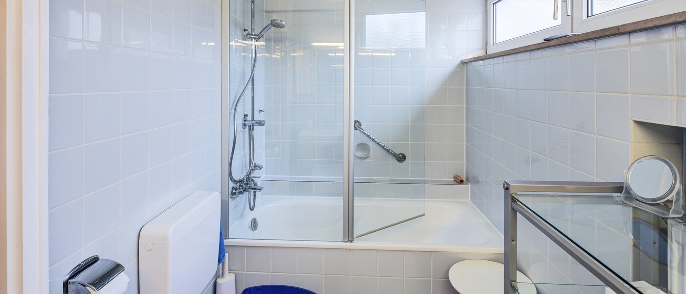 dernière maison de la rangée de maisons mitoyennes Unterhaching 01 1ère salle de bain 14690