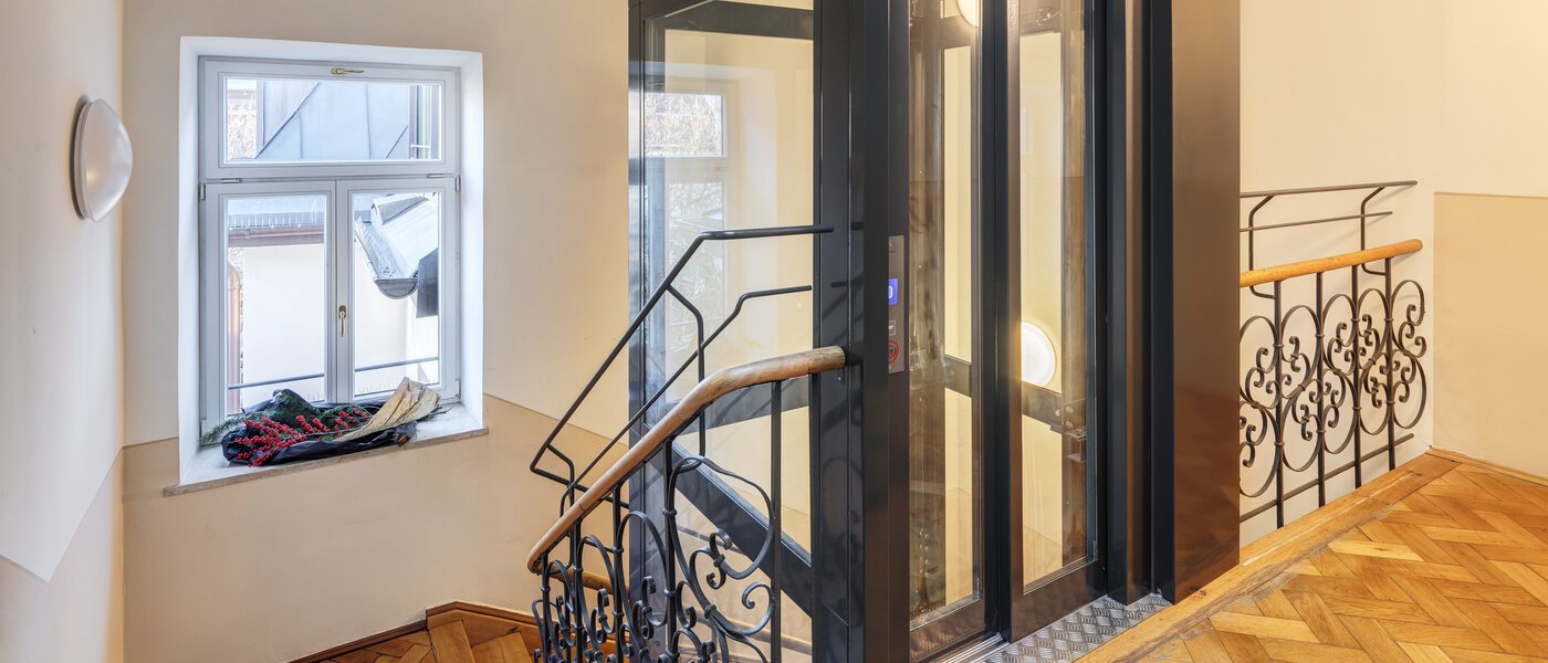 appartement sous les toits München Neuhausen 01 escalier dans l‘immeuble 14709