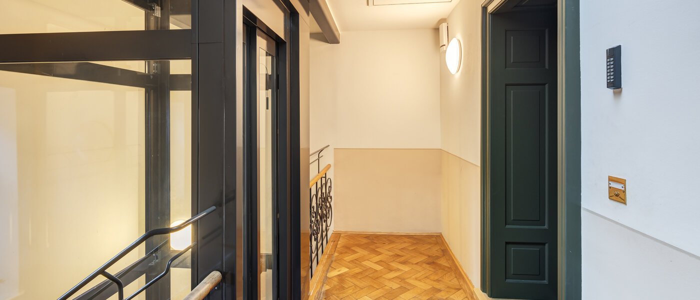 appartement sous les toits München Neuhausen 02 escalier dans l‘immeuble 14709