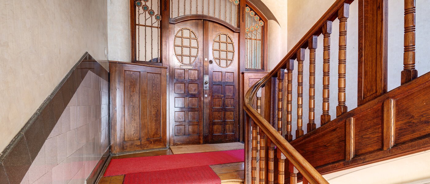 appartement avec terrasse sur le toit München Schwabing-West 01 escalier dans l‘immeuble 14731