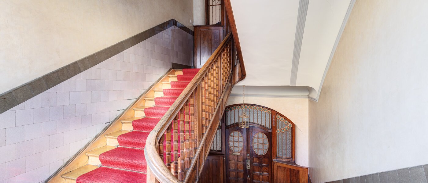 appartement avec terrasse sur le toit München Schwabing-West 02 escalier dans l‘immeuble 14731
