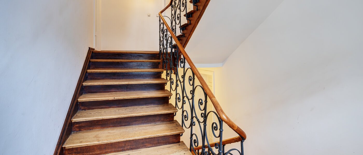 appartement style maisonnette München Schwabing-West 01 escalier dans l‘immeuble 14766