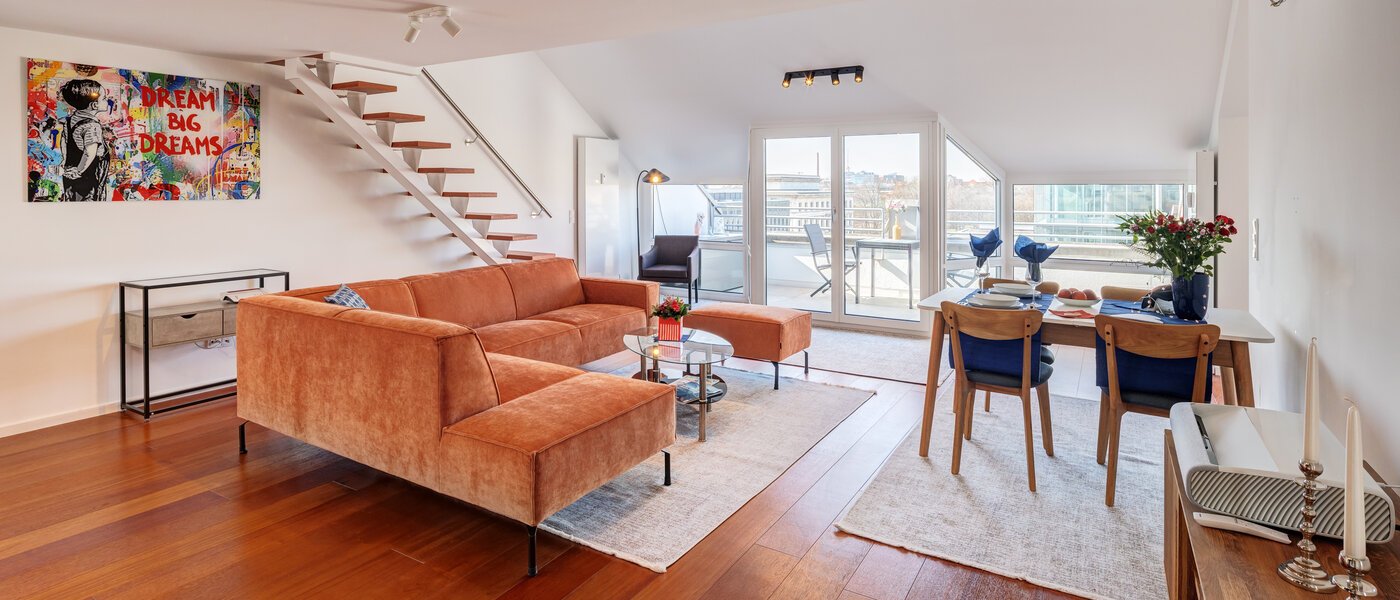 appartement style maisonnette avec mezzanine München Maxvorstadt 01 pièce à vivre 14785