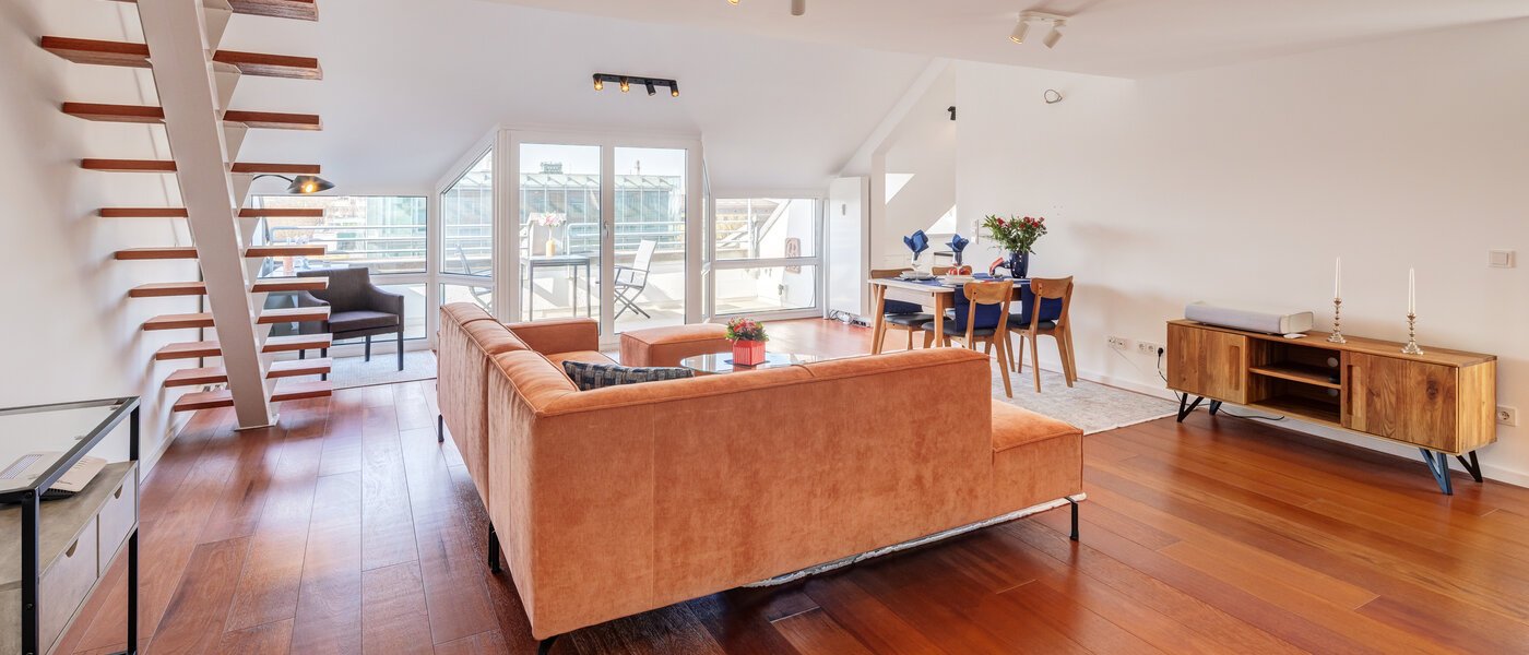 appartement style maisonnette avec mezzanine München Maxvorstadt 02 pièce à vivre 14785