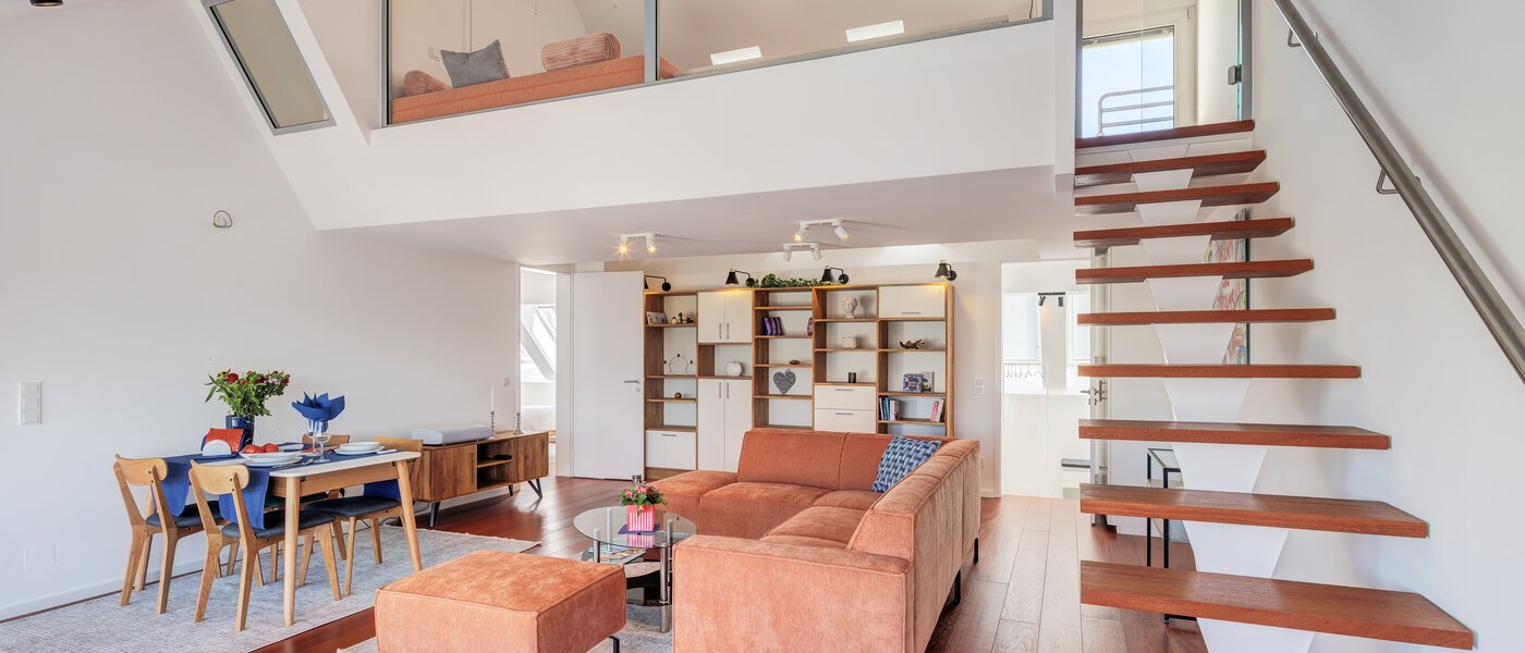 appartement style maisonnette avec mezzanine München Maxvorstadt 04 pièce à vivre 14785