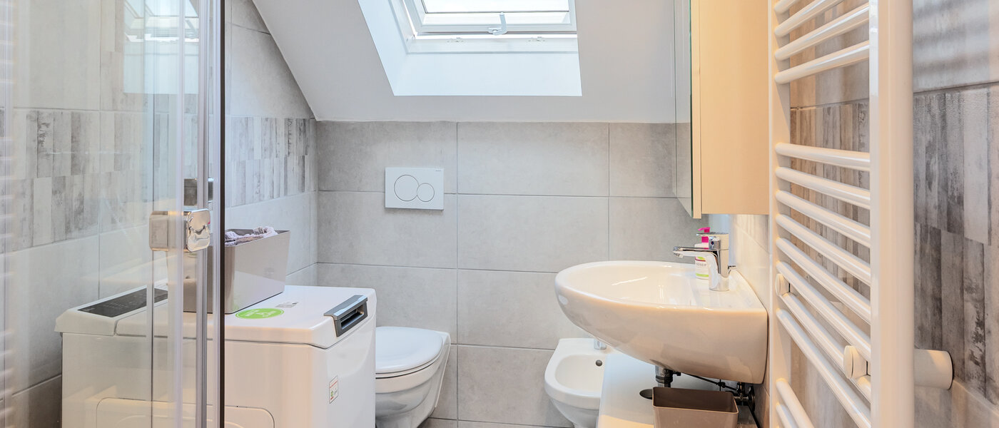 appartement sous les toits München Trudering 01 salle de bain 14792