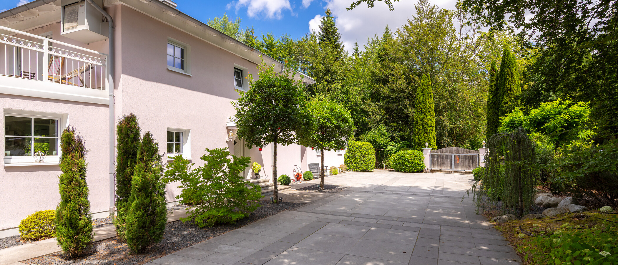 villa Oberhaching 01 Entrée de la cour 14925