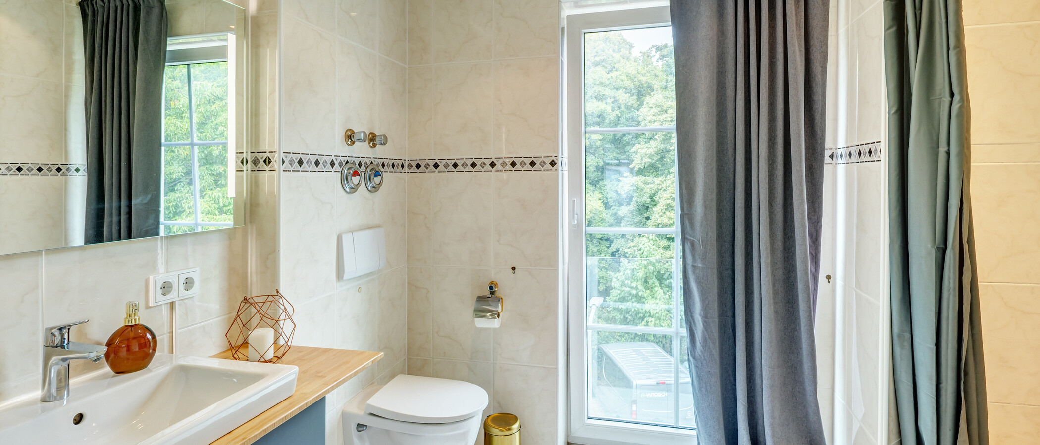 appartement sous les toits München Untermenzing 01 salle de bain 14986
