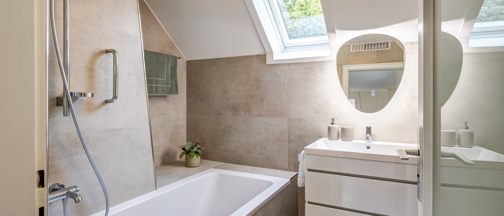 appartement sous les toits München Harlaching 01 salle de bain 14993