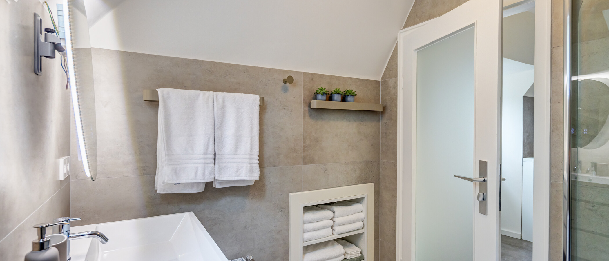 appartement sous les toits München Harlaching 02 salle de bain 14993