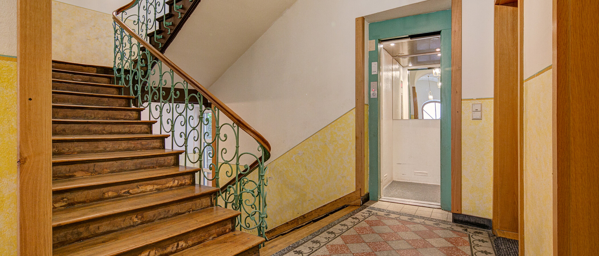 appartement München Lehel 01 escalier dans l‘immeuble 4375