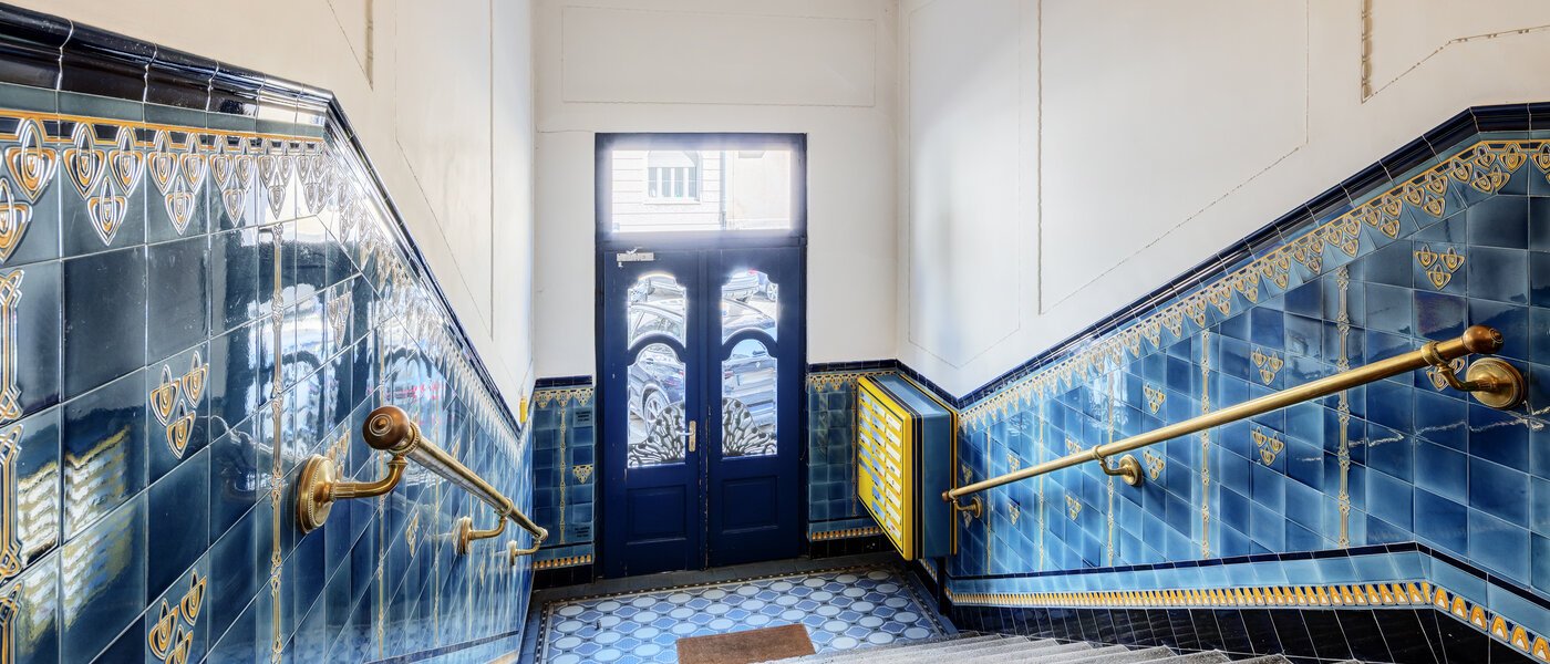 appartement München Schwabing (links der Leopoldstraße) 01 escalier dans l‘immeuble 4915