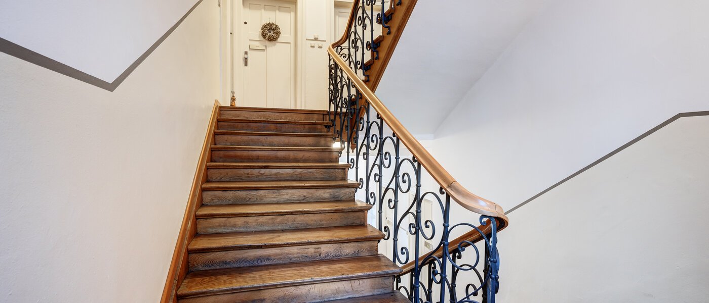 appartement München Neuhausen 01 escalier dans l‘immeuble 5216