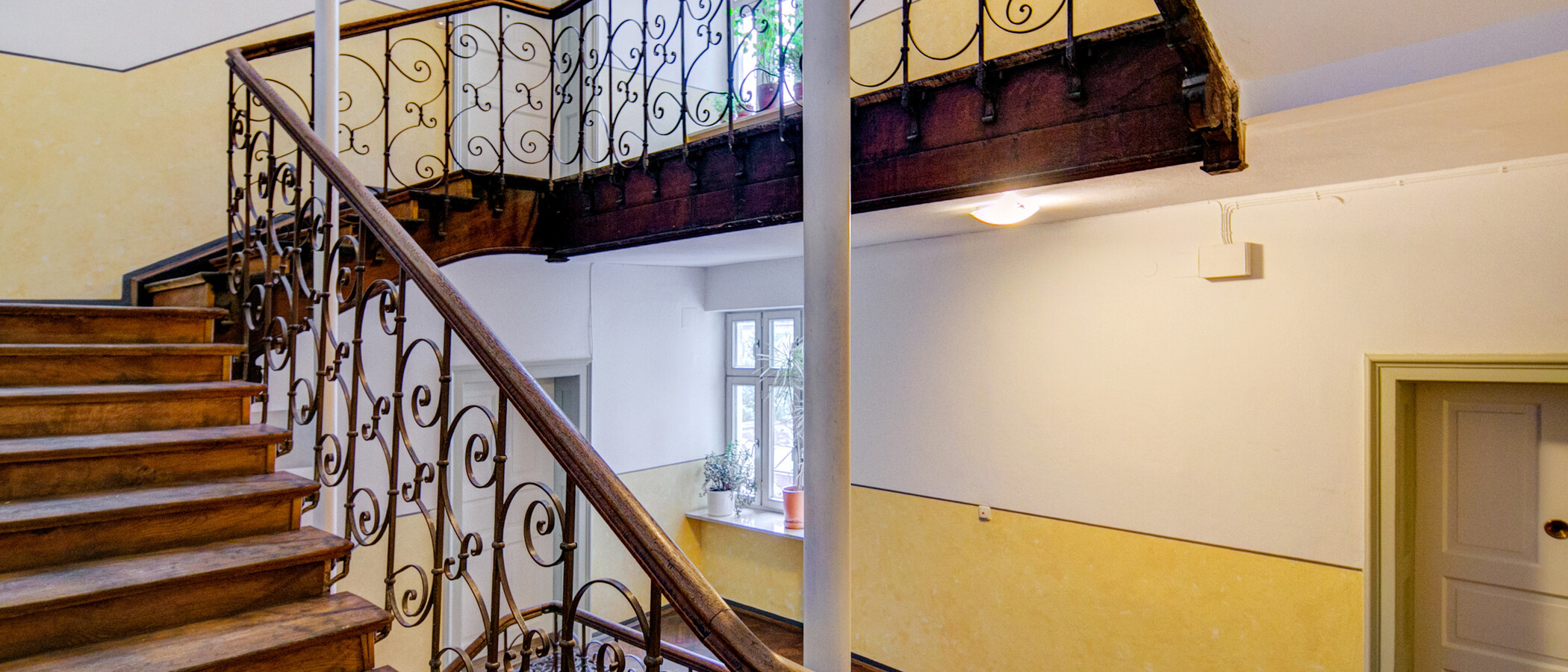 appartement avec mezzanine München Westend 01 escalier dans l‘immeuble 5354