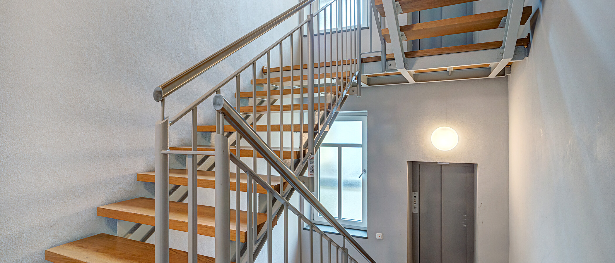 appartement München Lehel 01 escalier dans l‘immeuble 6859