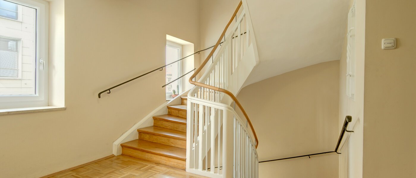 appartement München Lehel 01 escalier dans l‘immeuble 8569