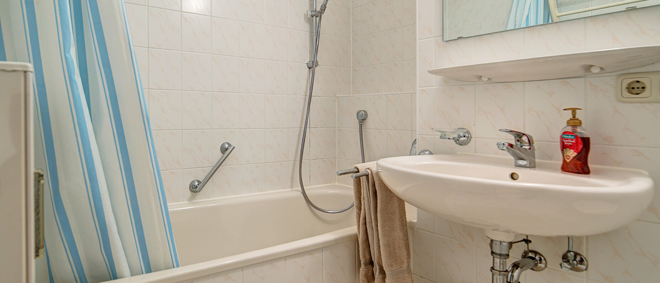 appartement sous les toits München Moosach 01 salle de bain 8631