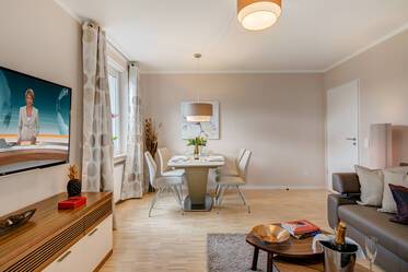 Appartement meublé de façon moderne avec balcon et internet