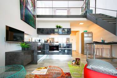 Appartement avec mezzanine très beau et meublé à Pasing