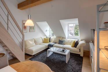 Appartement style maisonnette avec mezzanine beau et meublé à Forstenried