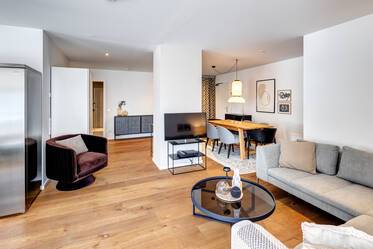 Location d&#039;un appartement avec terrasse sur le toit, meublé de manière esthétique