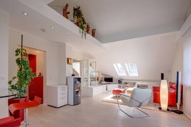 Appartement sous les toits beau et meublé à Waldperlach
