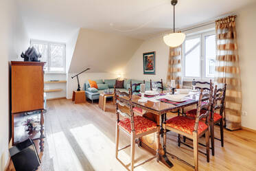 Appartement sous les toits beau et meublé à Pasing