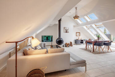 Appartement sous les toits très beau et meublé à Nymphenburg