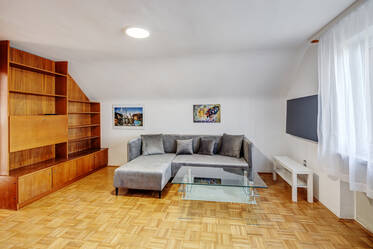 Appartement mansardé bien entretenu à louer à Pullach