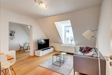 Appartement sous les toits très beau et meublé à Maxvorstadt