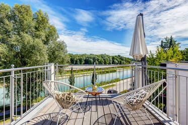 Appartement penthouse avec terrasse enveloppante et vue sur la rivière