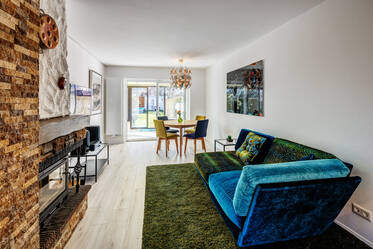 Maison mitoyenne placée au milieu de la rangée belle et meublée à Obersendling