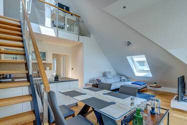 Appartement style maisonnette avec mezzanine luxueusement meublé à Solln
