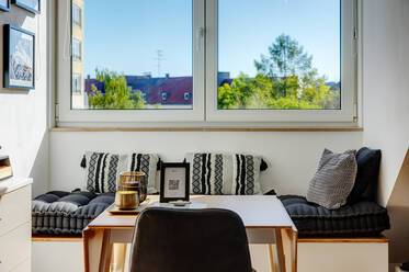 Appartement sous les toits beau et meublé à Neuhausen