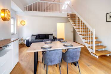 Appartement style maisonnette avec mezzanine très beau et meublé à Obermenzing