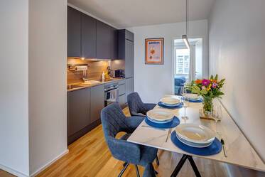 Appartement neuf meublé de façon moderne avec loggia