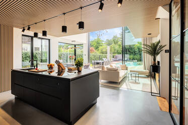 Vie luxueuse : maison jumelée avec piscine naturelle