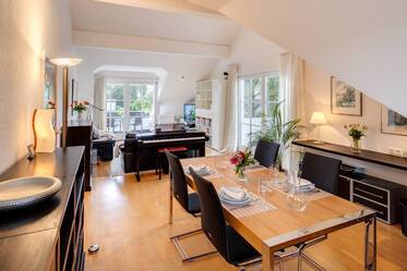 Grand appartement mansardé ensoleillé avec deux balcons