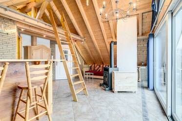 Appartement avec mezzanine sympa et meublé à Unterföhring