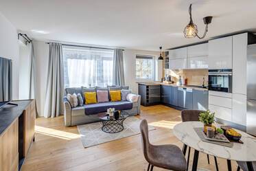 Appartement lumineux, meublé de façon moderne, avec balcon