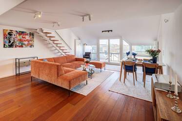 Appartement style maisonnette avec mezzanine meublé à Maxvorstadt